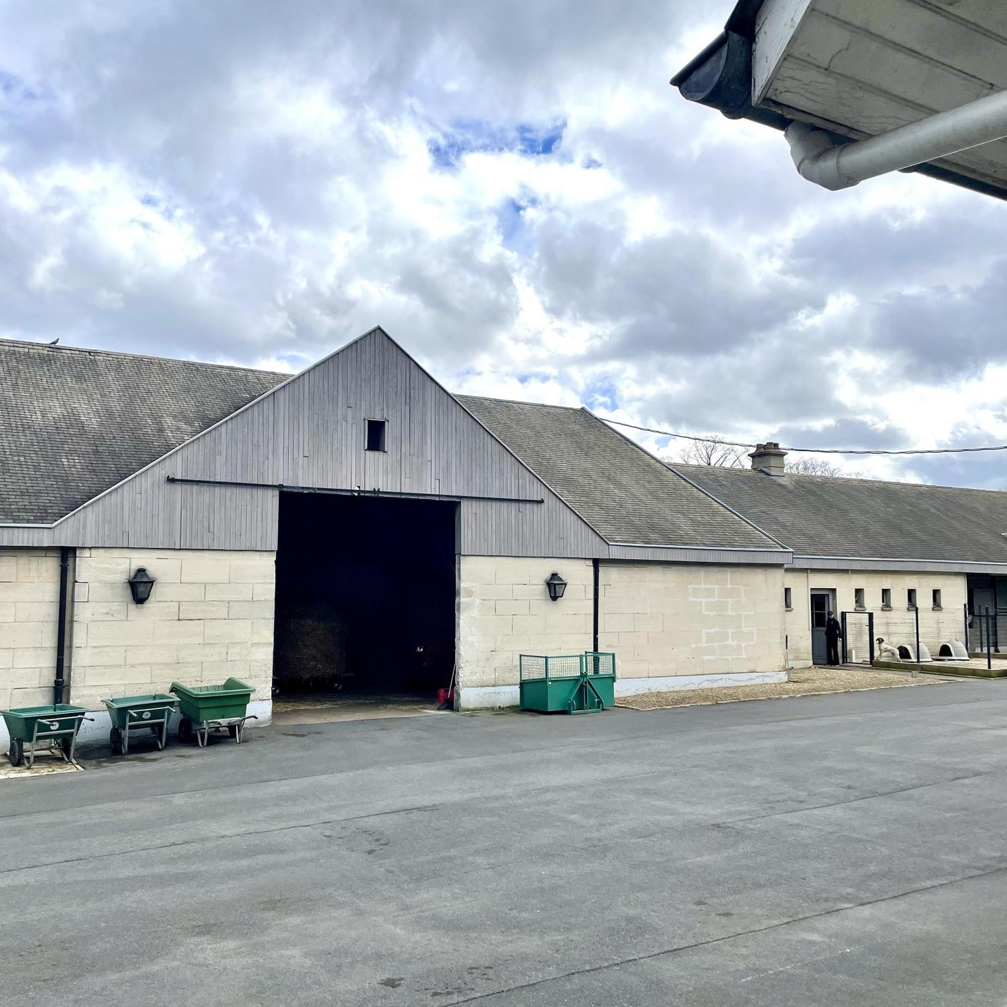 Jockey Stable By La Boite En *